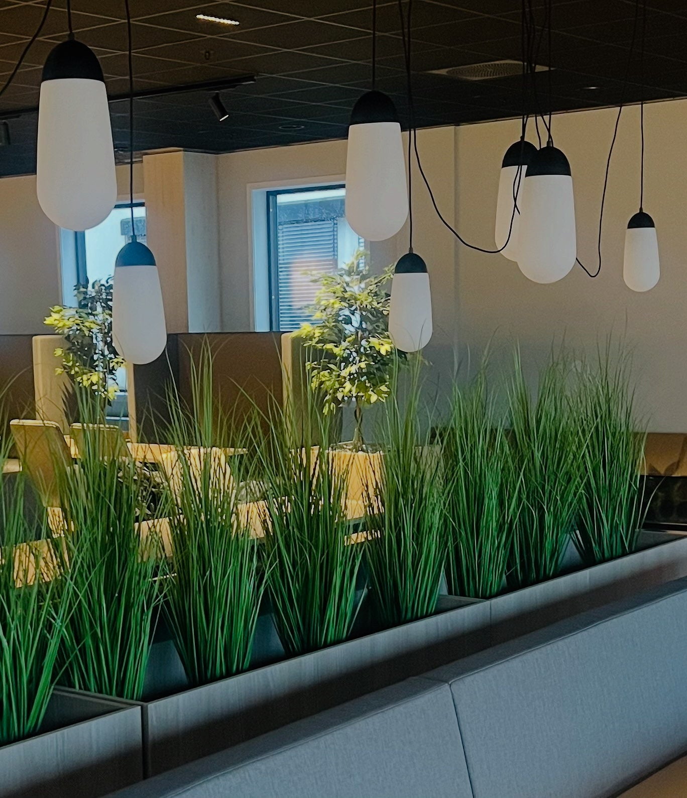 Hvordan kunstige planter kan brukes til å skape soner i åpne rom